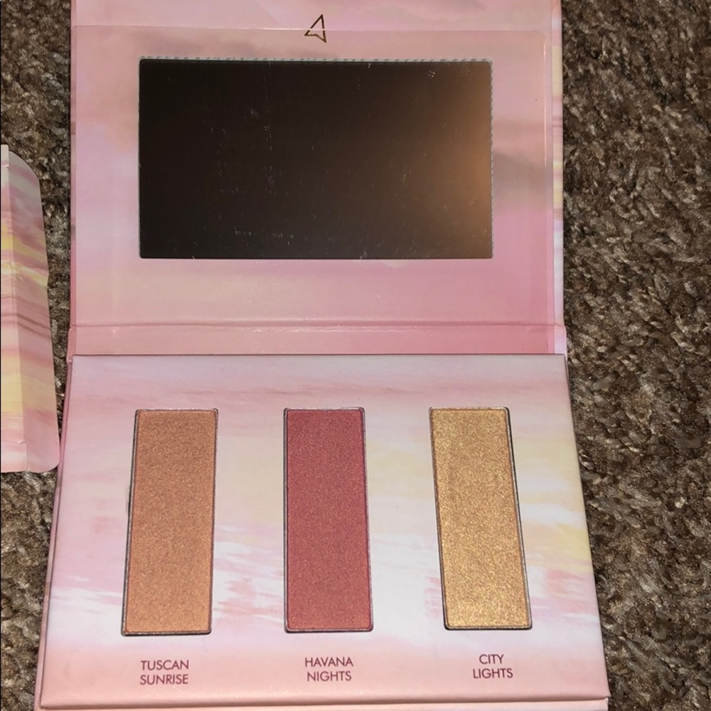 Wanderess blush and highlighter palette